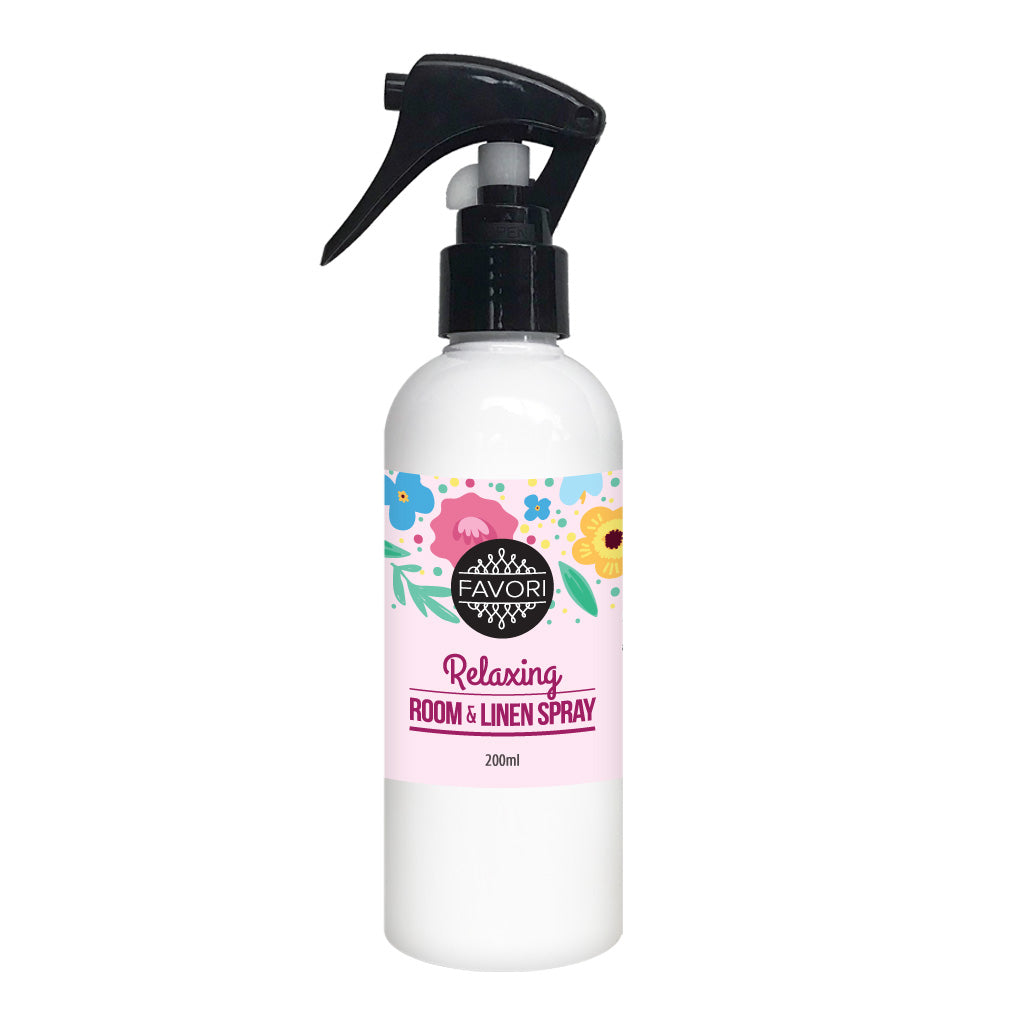 White spray bottle with floral design labeled "FAVORI relaxing room & linen AS.