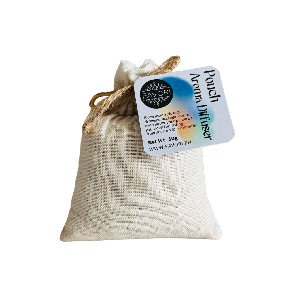A small white FAVORI Scents PAD pouch tied with twine offers a long-lasting aroma diffuser experience.